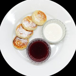 Сирники з ягідним соусом та сметаною (260 г)