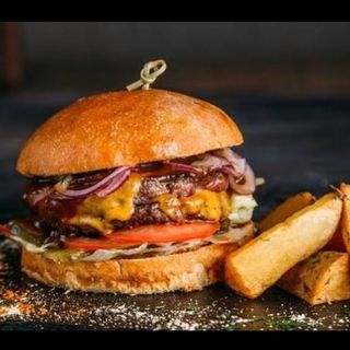 Бургер  з яловичини подвійний Джон з картоплею фрі