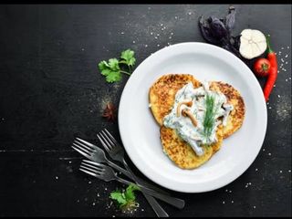 Деруни під вершково-грибним соусом