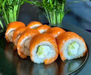 РОЛ ФІЛАДЕЛЬФІЯ З ЛОСОСЕМ ТА АВОКАДО (295 гр. 8 шт)