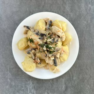 Галушки з куркою і грибами (200г)