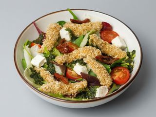 Салат з хрумкою курочкою (300г)