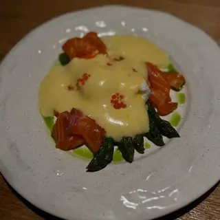Спаржа з лососем і голандським соусом