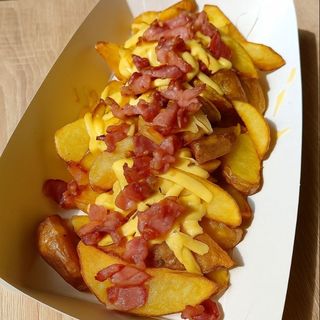 Картопля по-селянськи з беконом та сиром