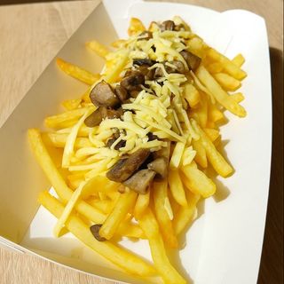 Картопля фрі з сиром та грибами