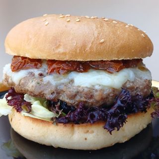 Бургер з вяленими томатами