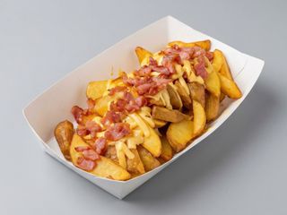 Картопля по-селянськи з беконом та сиром