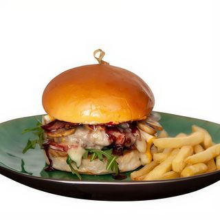 БУРГЕР З СИРОМ КАМАМБЕРОМ ТА ЖУРАВЛИННИМ СОУСОМ (425/80/30 г)