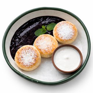 Сирники зі сметаною і ягідним соусом (240г)