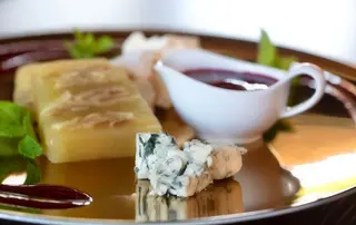 Террін з яблук з сиром блю і малиновим соусом (250г)