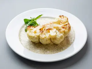 Стейк із цвітної капусти з трюфельним соусом (369г)