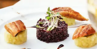 Запечений вугор з карамелізованими яблуками і чорним рисом (199г)