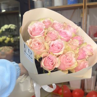 15 рожевих троянд