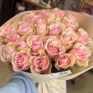 25 рожевих троянд