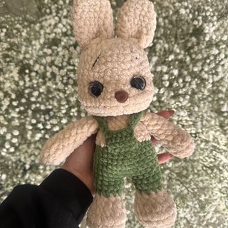 Зайченя в комбінезоні