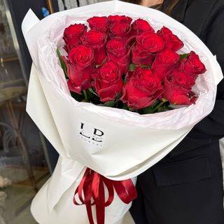 15 червоних троянд