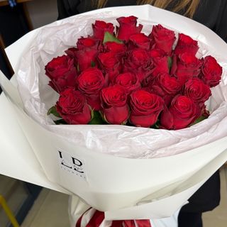 19 червоних троянд