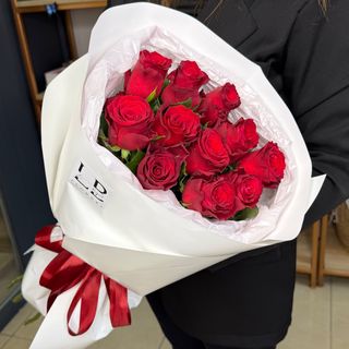 11 червоних троянд