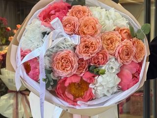 Букет з гортензій та півоній