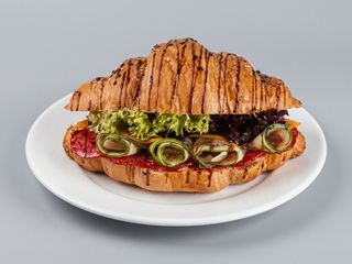 Круасан з салямі