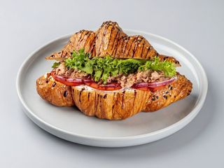 Круасан з тунцем