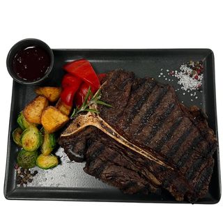 Стейк Т-боун із печеними овочами