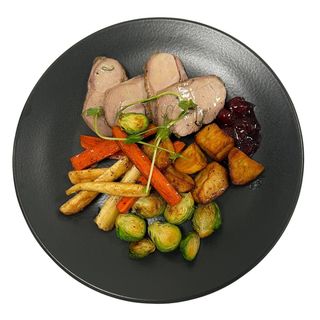 Запечена індичка з брюссельською капустою та коренеплодами