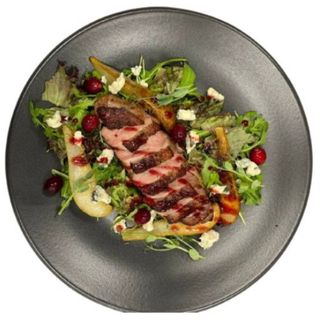 Стейк-салат із качкою, сиром Дор Блю та грушею