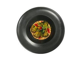 Запечена броколі з гострим хумусом