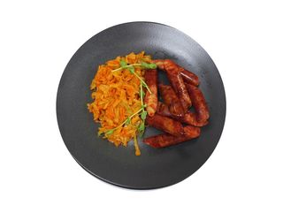 Веганські копчені сосиски з ароматною тушкованою капустою