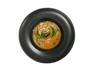 Тайський суп з рисовою локшиною та печерицями