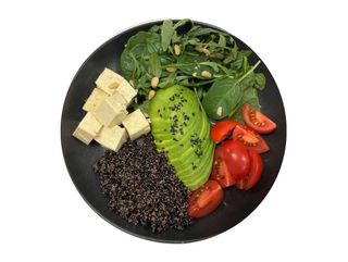 Боул з овочами, кіноа та сиром  Тофу
