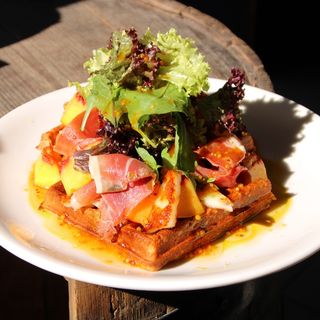 Вафля з хамоном, шароном та сиром халумі