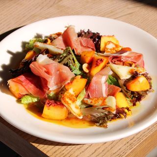 Хамон з шароном та сиром халумі