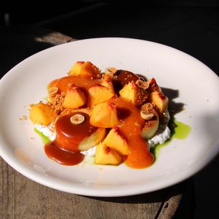 Сирники з шароном та солоною карамеллю