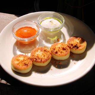 Сирники зі сметаною та нектариновим джемом