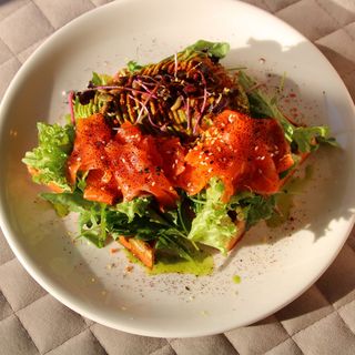 Вафля з лососем, авокадо та філадельфією