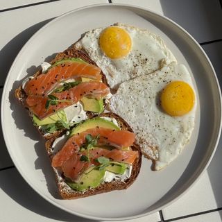 Яєшня з тостами авокада/лосось