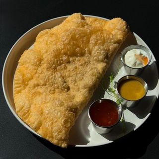 Чебурек зі свининою та яловичиною