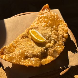 Чебурек з лососем та кропом