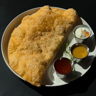 Чебурек м'ясо/сир/томат