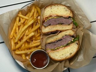 Чизбургер з фрі