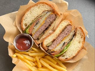 Бургер BBQ з фрі