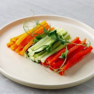 Овочеві палички із сирним соусом