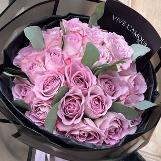 Троянда в поєднанні з ароматним евкаліптом