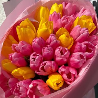 31 жовтий та рожевий тюльпани