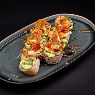Брускета з креветкою та мусом з авокадо
