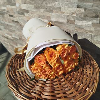 15 персикових троянд сорту Майті