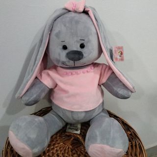 М'яка іграшка зайчик (в рожевому одязі) більший