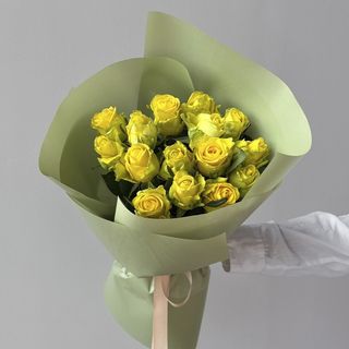 15 жовтих троянд сорту Пені Лейн